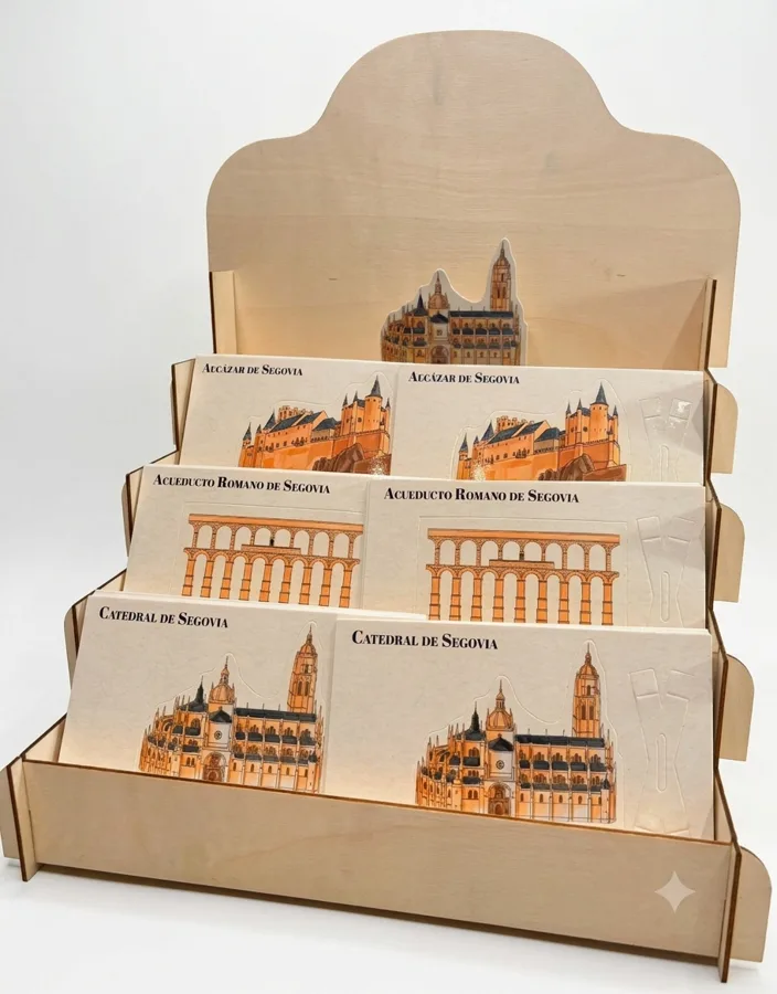 Expositor de madera GUIMONS con los tres modelos de Segovia